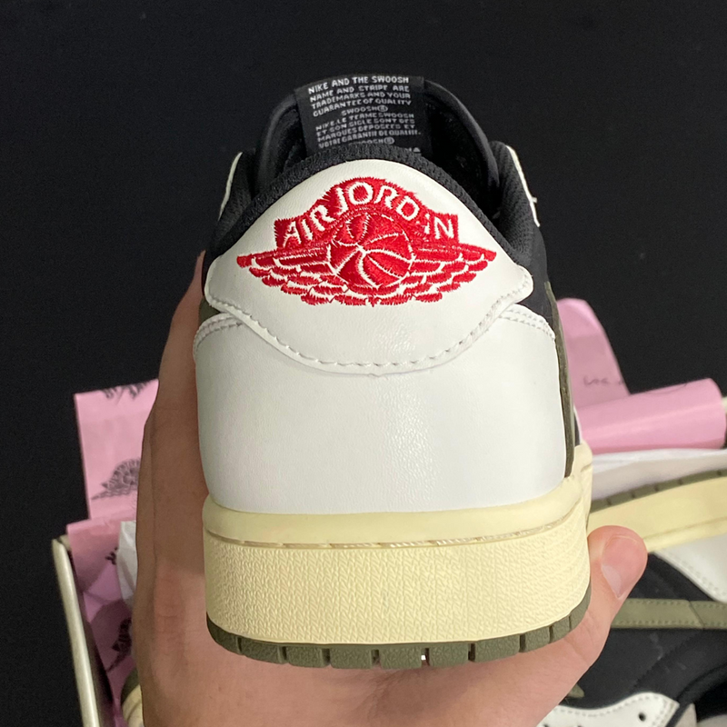 TRAVIS SCOTT X AIR JORDAN 1 RETRO LOW OG SAIL/UNIVERSITY RED/BLACK/MEDIUM OLIVE