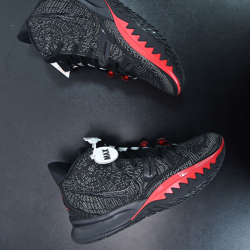 NIKE Kyrie 7 - Bred