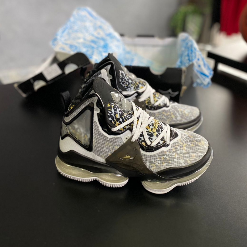 Lebron XIX EP - White/Metalic Gold-Black